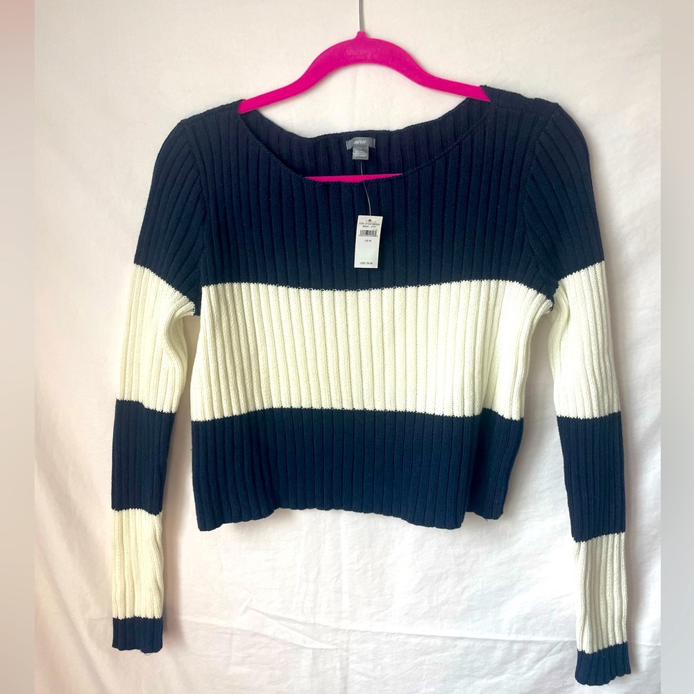 NWT AERIE knit sweater. In perfect condition. No rips tears, or stains.